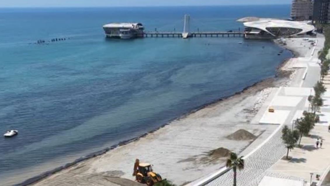 Rama publikon pamjet nga plazhi publik në shëtitoren “Taulantia”