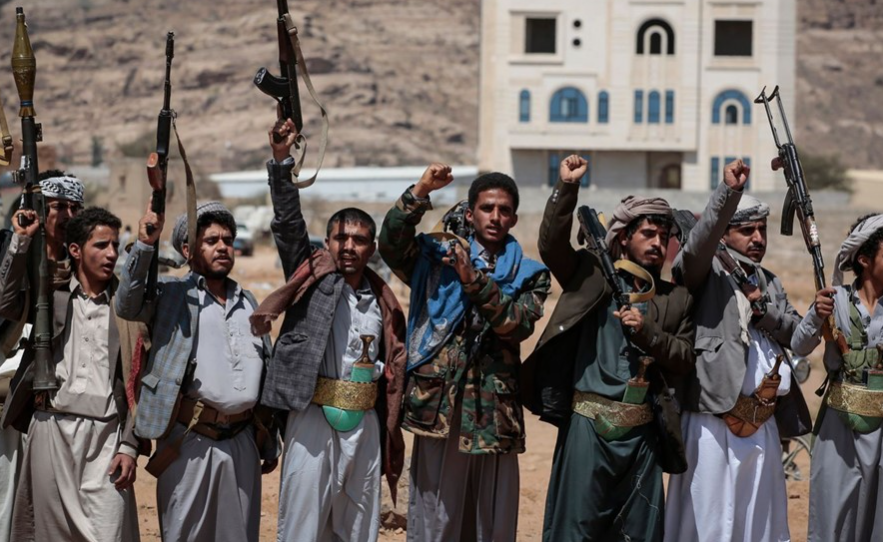 Rebelët Houthi: Do të godasim anijet amerikane nëse SHBA përfshihet në luftë