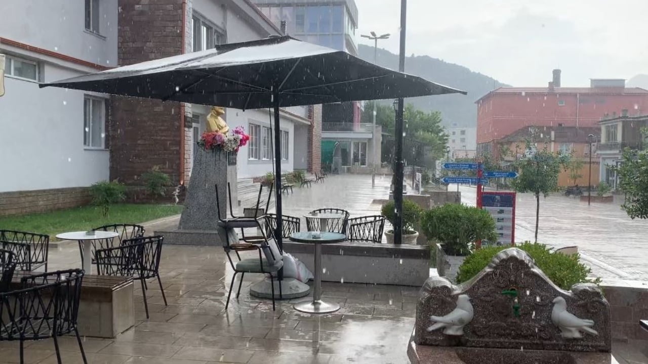 Reshje të dendura shiu edhe në Bulqizë, vështirësi qarkullimi në rrugët nacionale dhe rurale