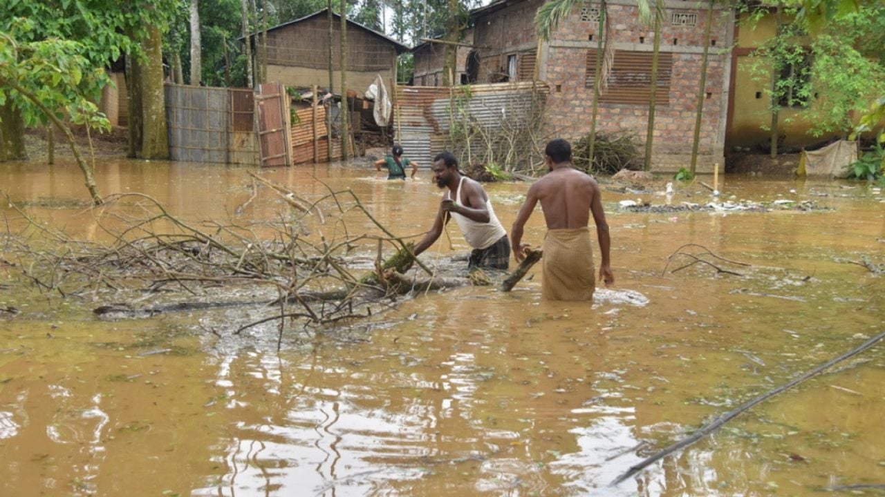 Reshjet e shiut përmbysin disa provinca në Indi, 34 të vdekur dhe qindra të tjerë të bllokuar nga rrëshqitjet e dheut