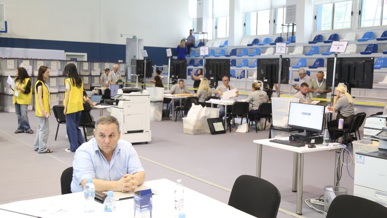 Rinumërimi në Tiranë, PD dhe PS më shumë vota në procesverbal se në kuti! Bashës i janë “zhdukur” 6 vota nga numëruesit