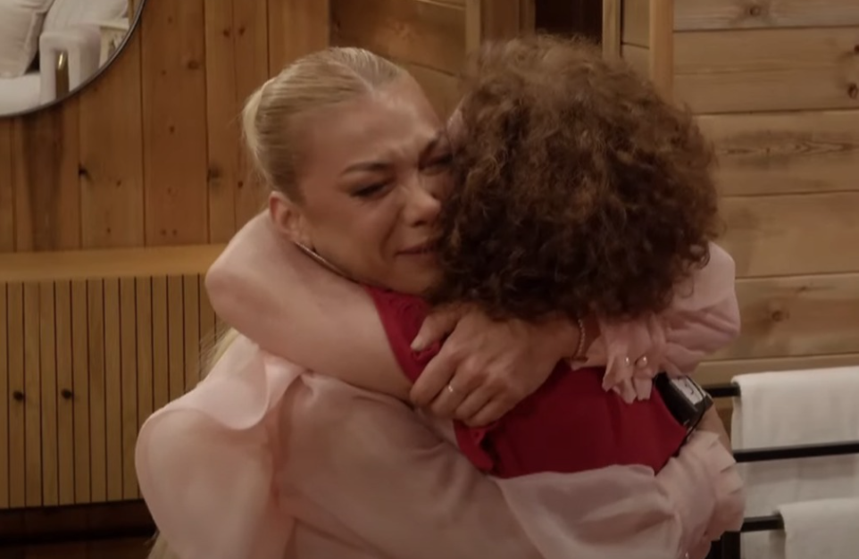 Rrëfimi i Elinarës sjell emocione të forta në Ferma VIP! Rikthehet buzëqeshja pas surprizës së AGAIT