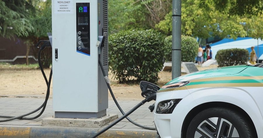 Rrugët e Shqipërisë bëhen “të gjelbra”, 1,665 mjete elektrike hynë në vend në 5 muaj