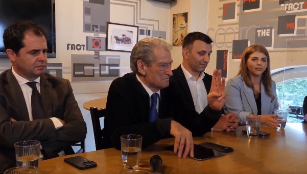 Sali Berisha flet për bandat në Bruksel: Rama u ka dhënë portin Troplinve