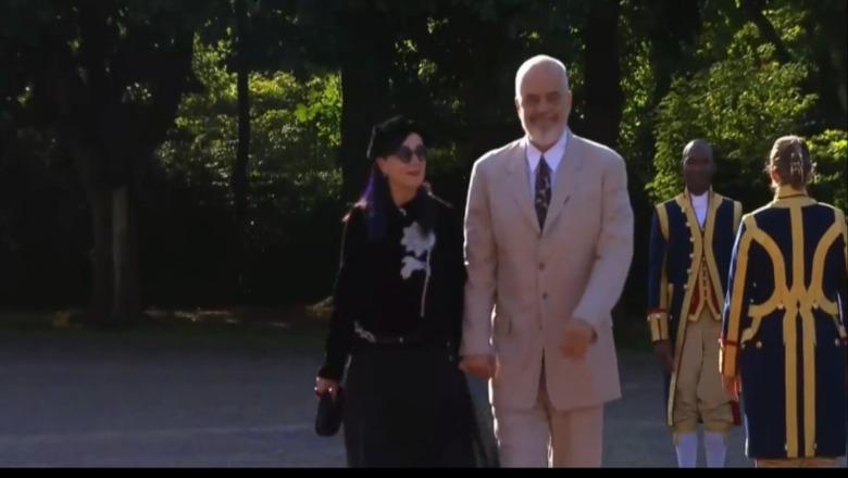 Samiti i NATO-s/ Kryeministri Rama dhe bashkëshortja në mesin e liderëve botërorë në darkën mbretërore