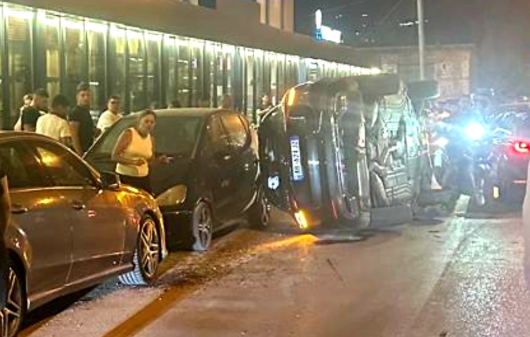 Sarandë: Automjeti përplaset me disa mjete të tjera dhe përmbyset në rrugë