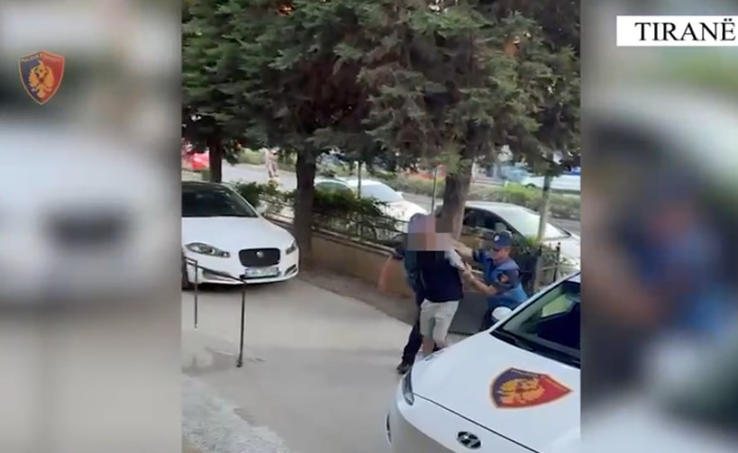 Sekuestrohen 2 pistoleta dhe 40 mijë euro, arrestohen 2 persona në Tiranë