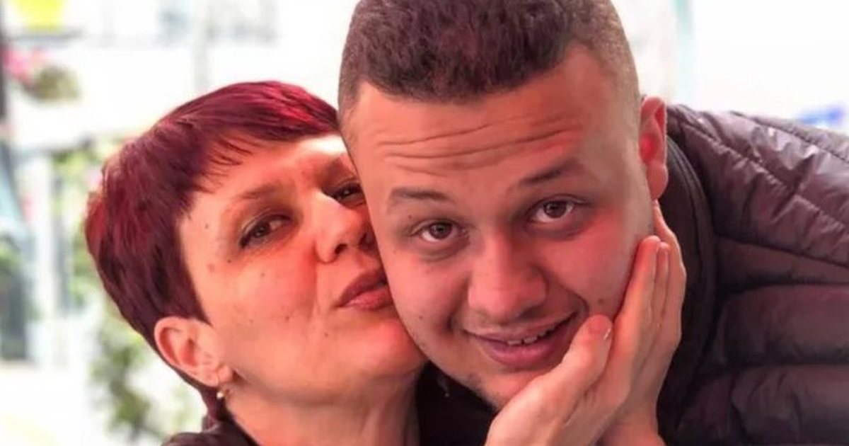 Sëmundja e rrallë i mori burrin polic, mësuesja e “Petro Nini Luarasit” kërkon ndihmë nga shqiptarët: Dua të shpëtoj djemtë, jam në gjunjë përpara jush!