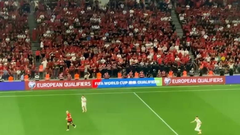 Sende në fushë, arbitri italian paralajmëron pezullimin e ndeshjes