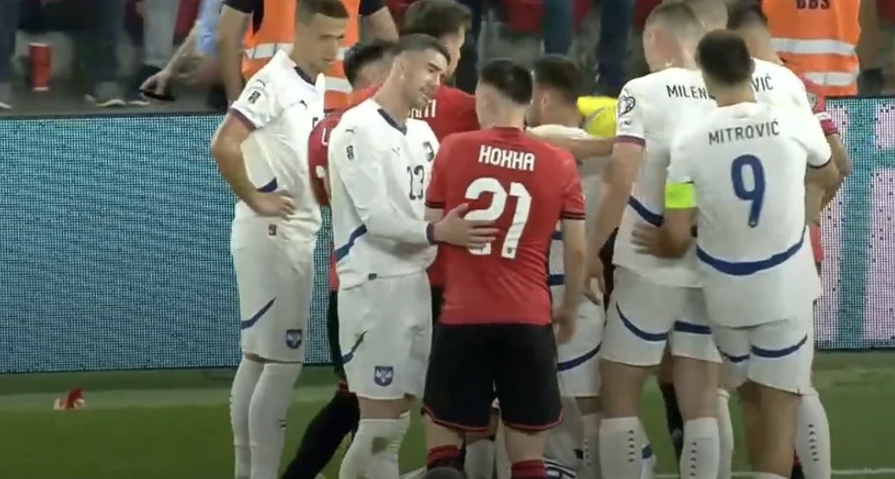 Sende nga tribuna për të disatën herë, gjyqtari paralajmëron pezullimin e ndeshjes