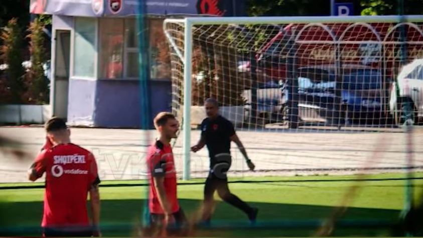 Serbët përgjojnë stërvitjet e Sylvinho-s, pamje filmike nga përgatitja e kuqezinjve