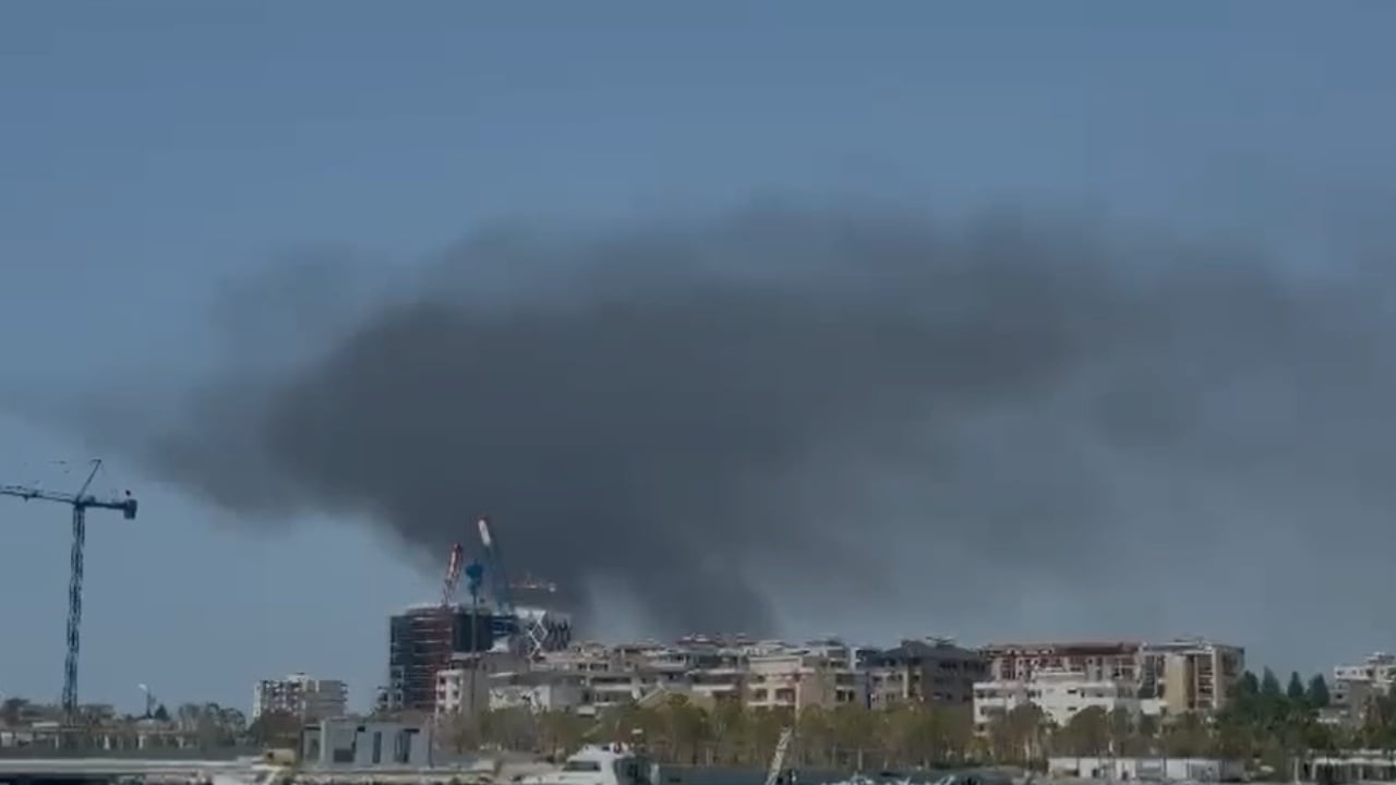 Sërish zjarr në fushën e mbetjeve urbane në Vlorë, zjarrfikësit në ‘luftë’ me flakët