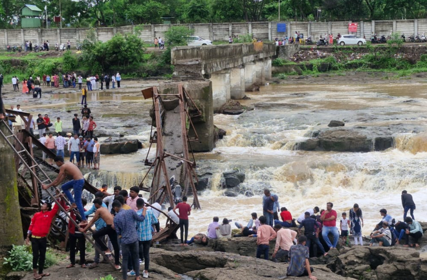 Shembet ura në Indi, 2 të vdekur dhe 32 të plagosur, disa persona të zhdukur