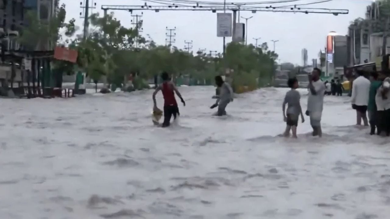 Shirat dhe stuhitë godasin Indinë, 18 viktima dhe dhjetëra persona të bllokuar nga përmbytjet