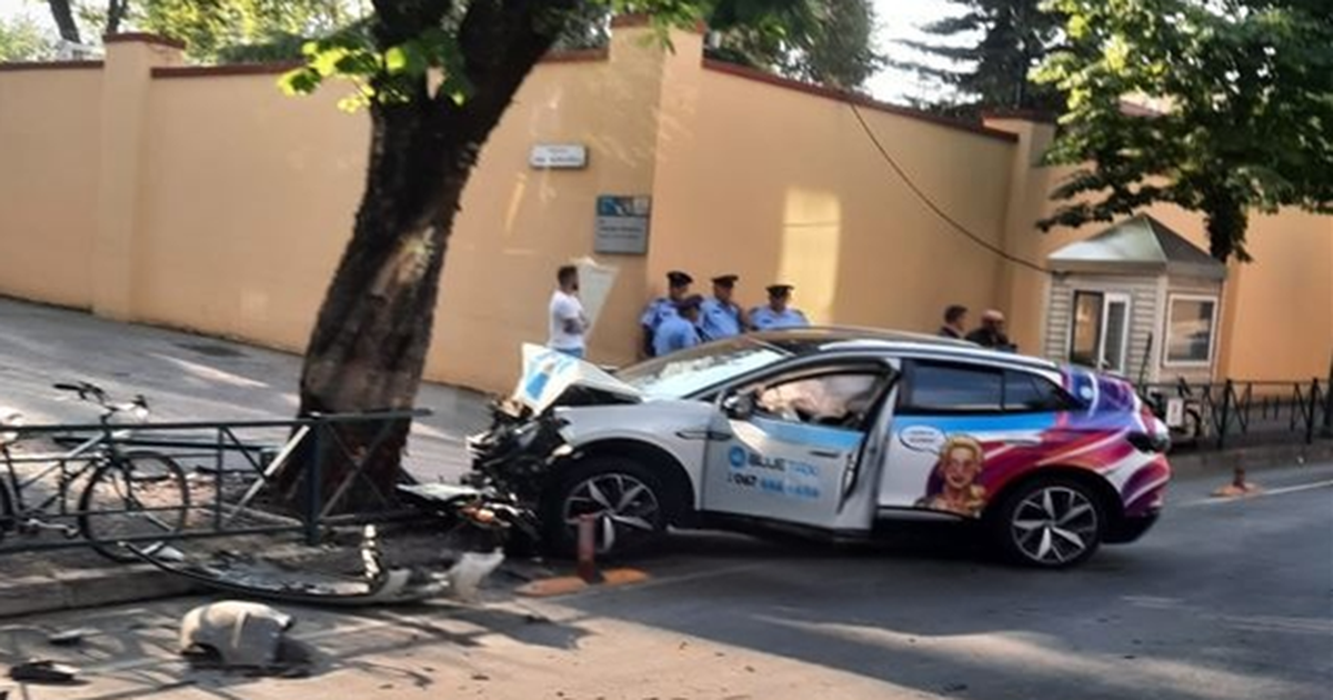 Shoferi i ‘Blue Taxi’ jashtë kontrollit, taksia përplaset me kangjellat te Ambasada Amerikane