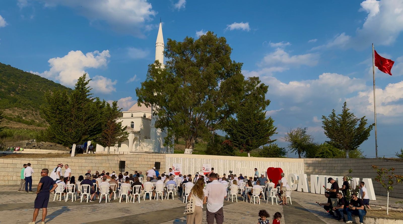 Shpëtim Idrizi dhe PDIU homazhe në Varrezat Monumentale në Kllogjer – VIDEO