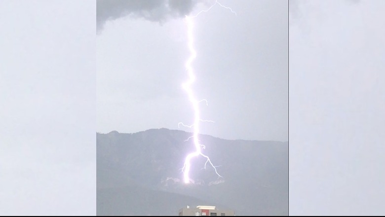 Shqipëri, rrufeja godet për vdekje 65-vjeçarin