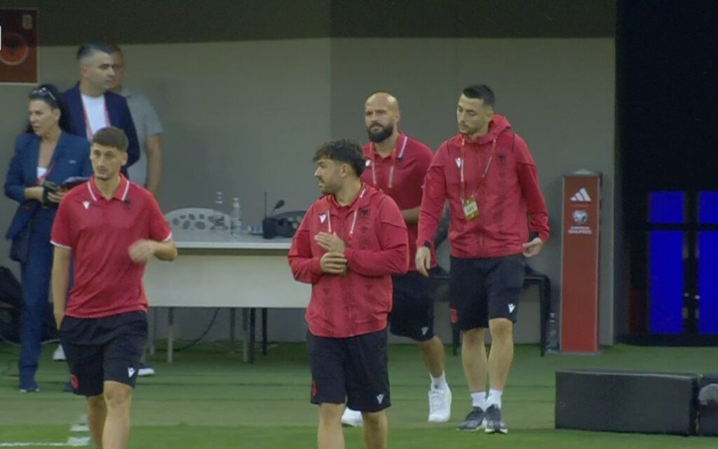 Shqipëri-Serbi, kuqezinjtë mbërrijnë në stadiumin “Air Albania”