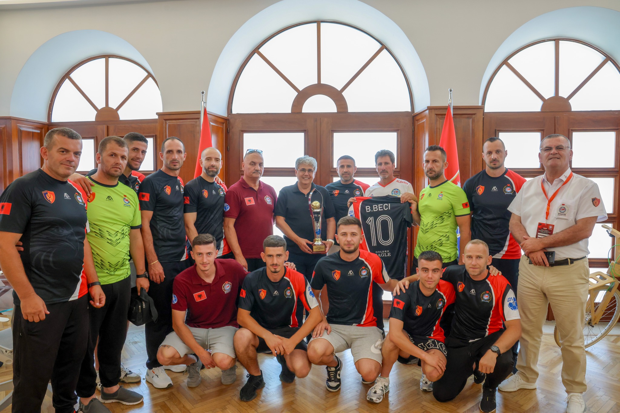 Shqipëria fiton Kampionatin e Parë Botëror të Futbollit të IPA, Kryebashkiaku Benet Beci përgëzon ekipin fitues