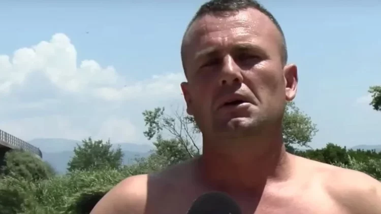 Shqiptari bëhet hero në Greqi, shpëton dy fëmijë që po mbyteshin në lumë