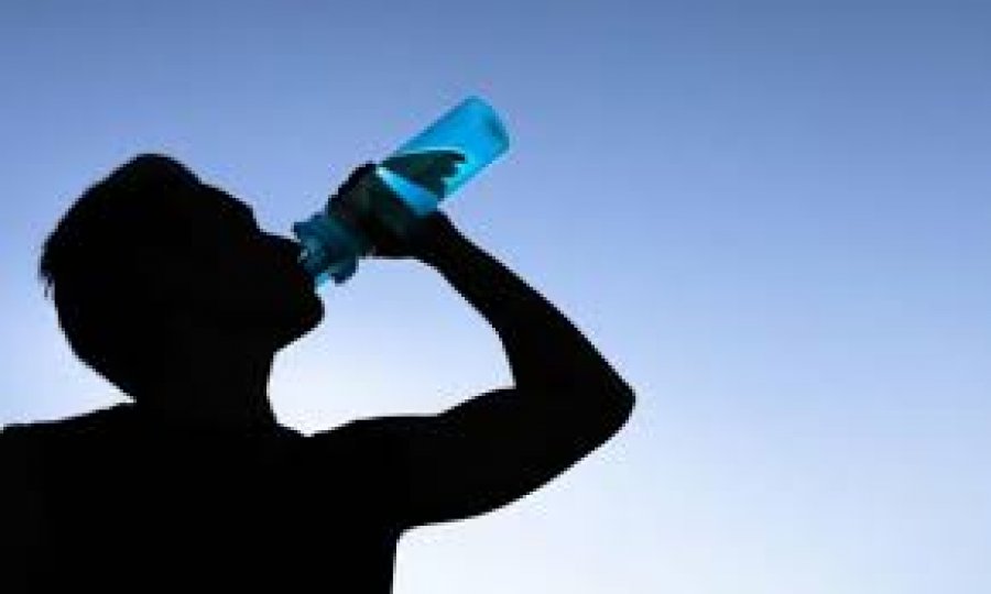 Si të mbrohesh nga vapa ekstremale: Këshilla për shëndetin tënd këtë verë