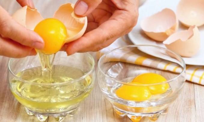 Si të përdorim të bardhën e vezës për flokët