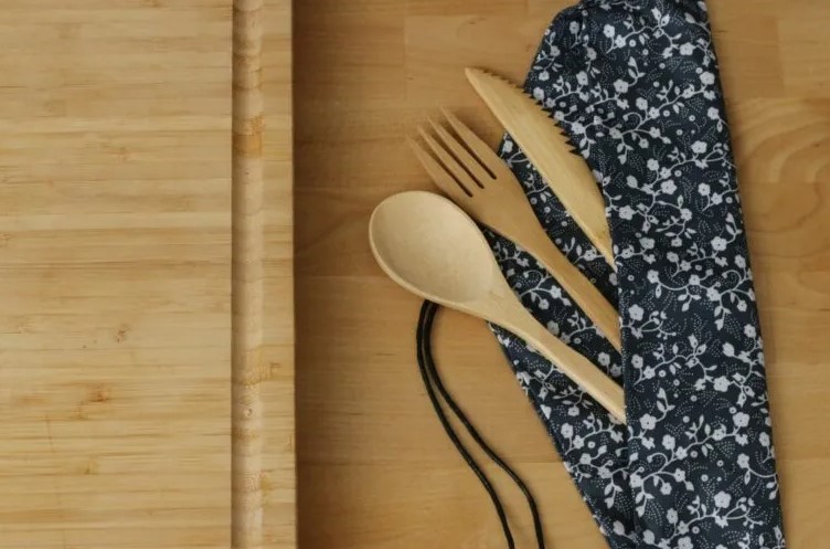 Si t’i lani siç duhet lugët prej druri pa kimikate