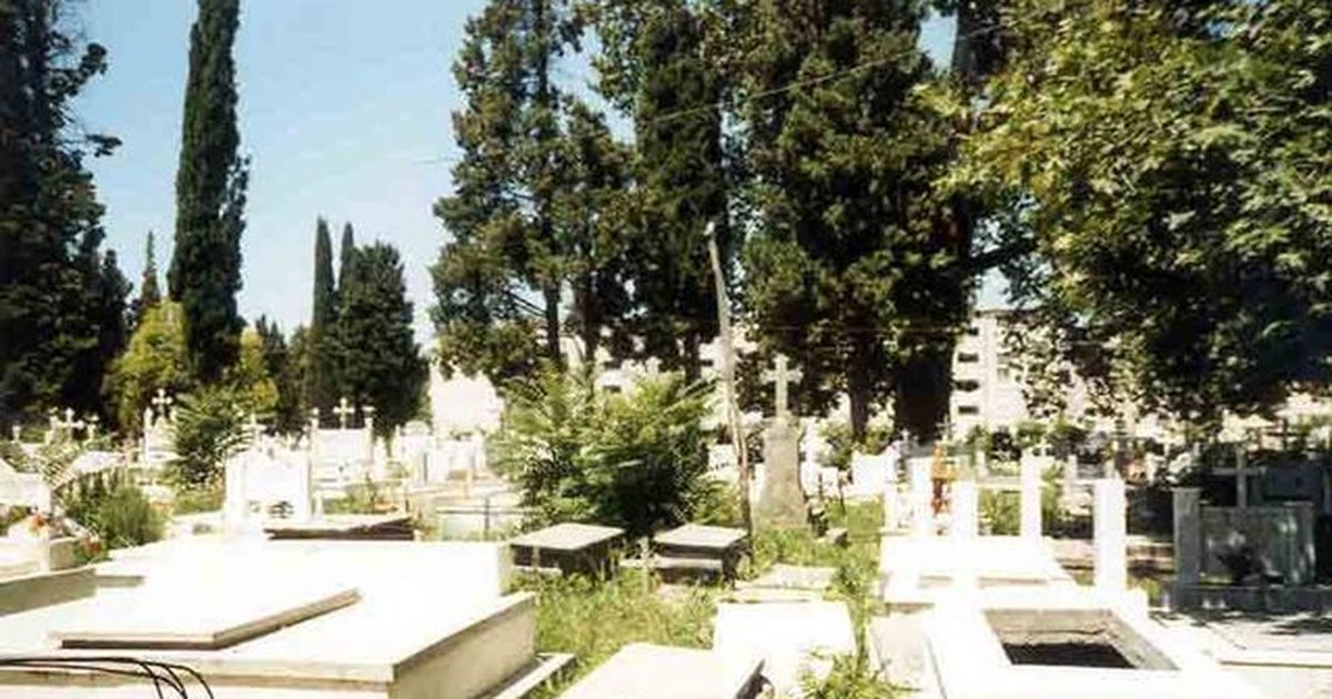 SKANDALI- Arrestohet pronari i agjencisë së shërbimeve funerale në Maliq, vidhte pllakat e mermerit në varreza dhe i shiste