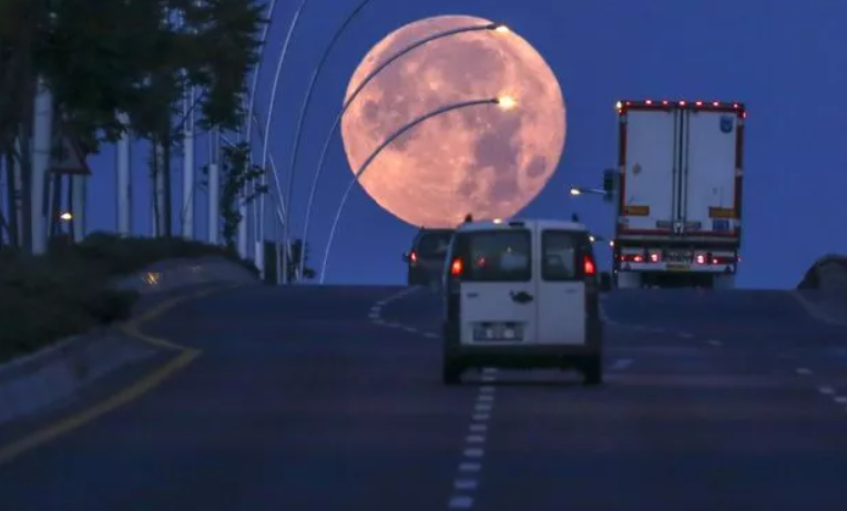 Sonte të gjithë sytë nga qielli, “Hëna e Luleshtrydhes” e 2025 nuk do përsëritet për 18 vitet e ardhshme