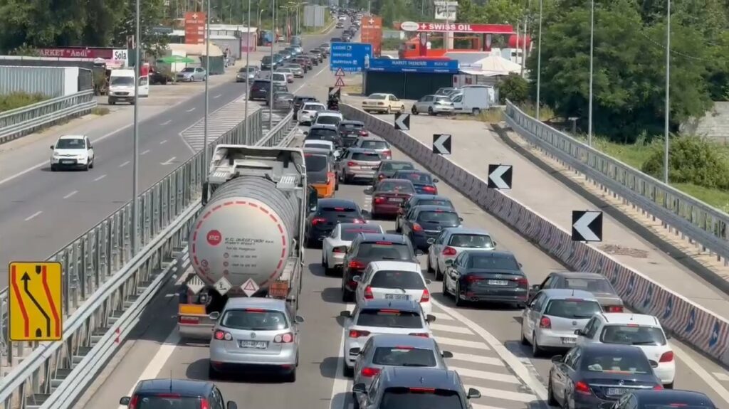 Sot Bajram, por qytetarët “dynden” drejt plazheve. Radhë kilometrike automjetesh