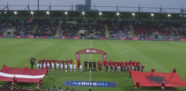 Starton sfida Letoni-Shqipëri, kuqezinjtë në kërkim të fitores