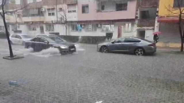 Stuhi me shi të dendur në Belsh dhe Dumre, përmbyten disa rrugë