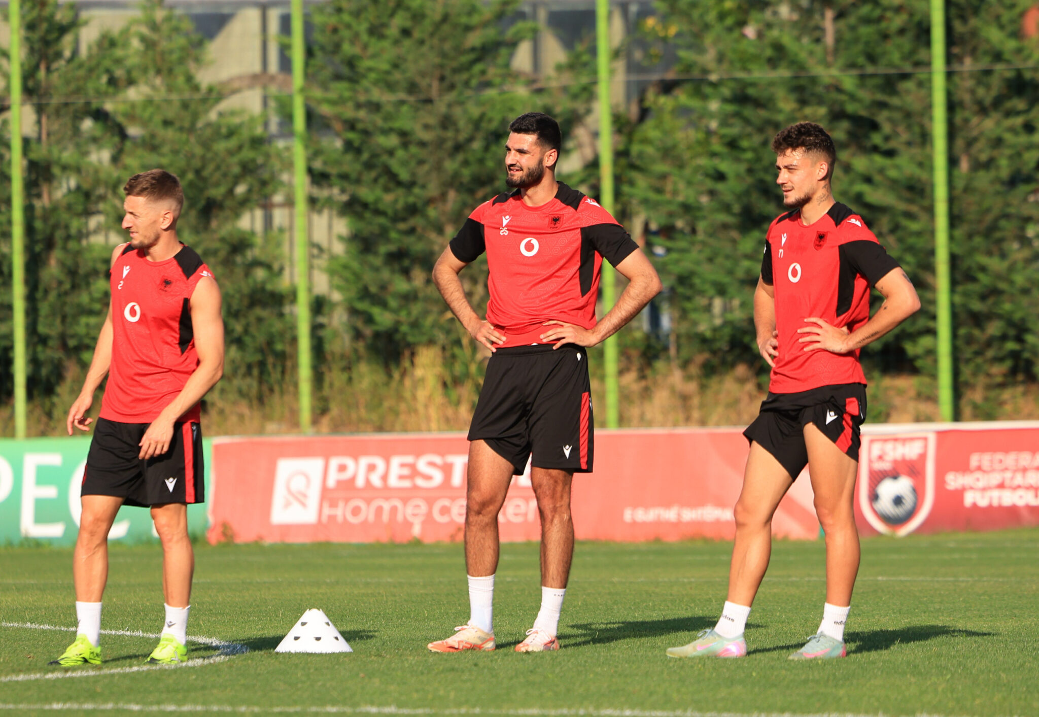 Sylvinho dilemat e fundit anti-Serbi, nga mbrojtja te mesfusha dhe krahët e sulmit, trajneri skicon sot formacionin