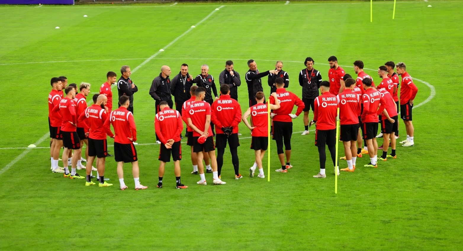 Sylvinho e ka “harruar”, anësori kuqezi mbështet kuqezinjtë: Paçi fat. Me këmbë të mbarë