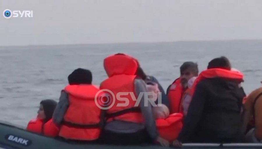 SYRI TV/ Emigrantët shqiptarë në Britani – The Telegraph: Trafikantët reklamojnë rrugët në Facebook