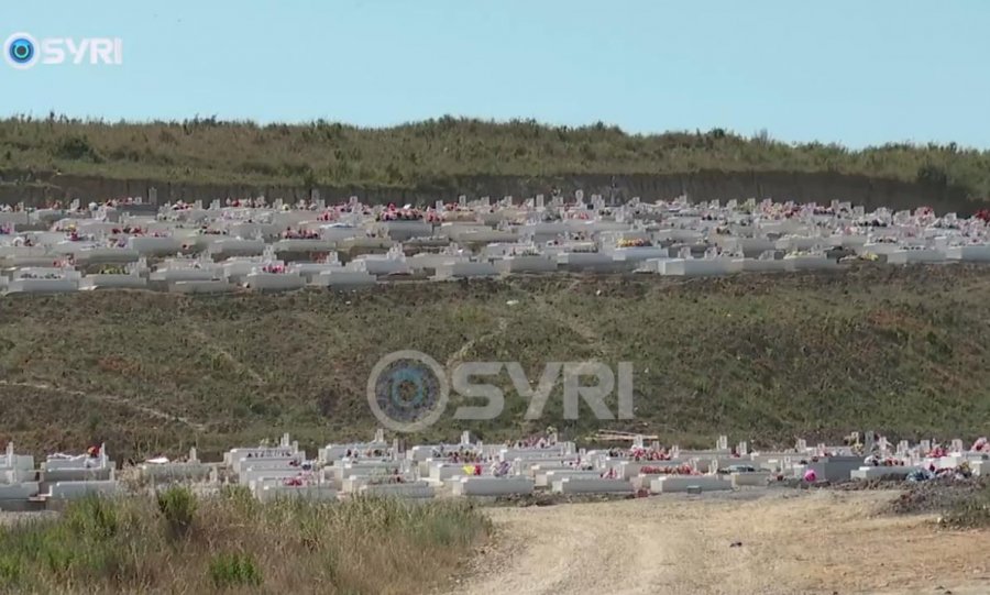 SYRI TV – Skandal/ Në Sharrë varrimi bëhet në fushën e plehrave, mbetjet nuk kursejnë as të vdekurit