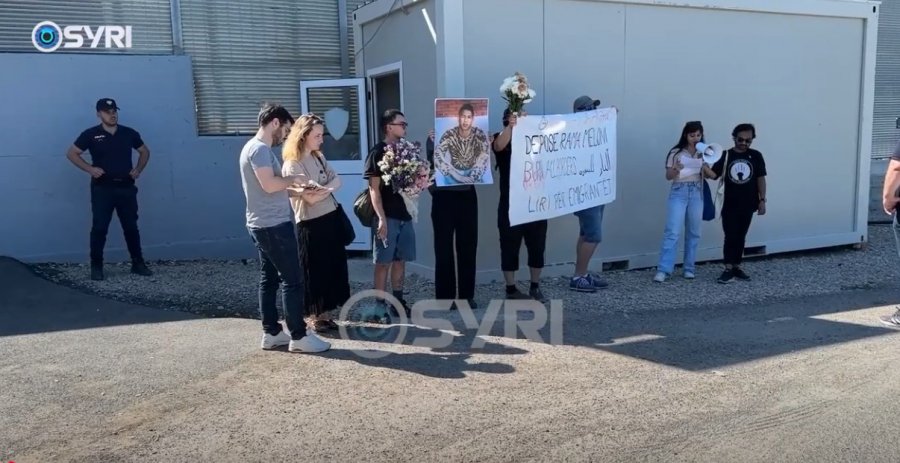 SYRI TV/ Vetëvrasja e emigrantit pas qëndrimit në Gjadër, aktivistët protestë simbolike para kampit