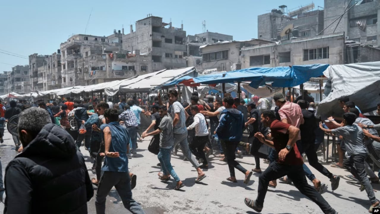 Të paktën 27 palestinezë vriten pranë një pike ndihmash në Gazë