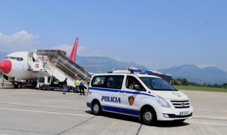 Tentuan të kalojnë me dokumente të falsifikuara, arrestohen dy turq në Rinas