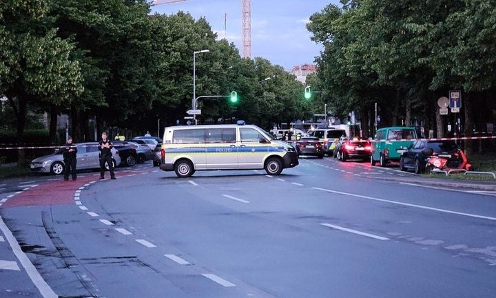 Terror në Mynih! 30-vjeçarja sulmon kalimtarët me thikë, vritet nga policia! Disa të plagosur