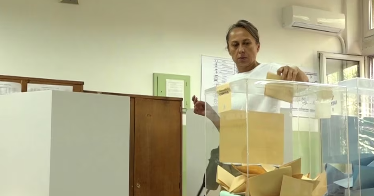 “Test” për Vuçiç, hapen qendrat e votimit në dy komuna serbe