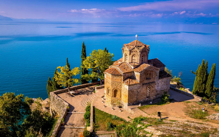 “The Telegraph” rendit Shqipërinë në ‘Top 10’: Ofron bukuri përrallore dhe çmime të përballueshme