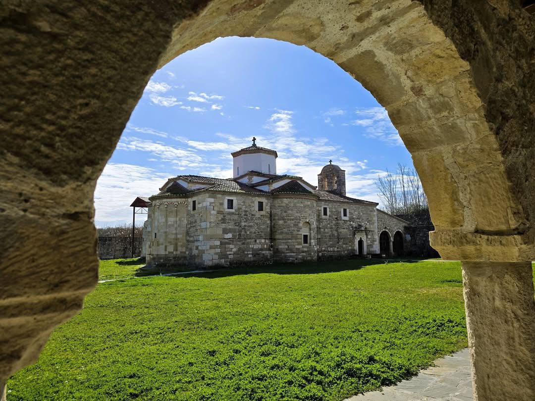Thesar i rrallë fetar e kulturor në Fier, Rama ndan foto nga Manastiri i Shën Kozmait