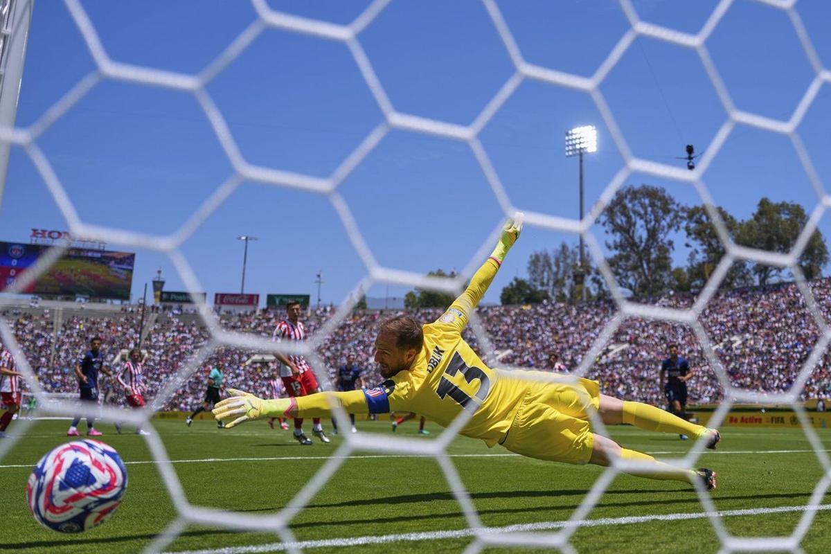 Tifozët e Atletico Madrid dalin kundër yllit të ekipit, e bëjnë fajtor kryesor për humbjen 4-0 ndaj PSG-së