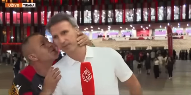 Tifozi shqiptar përqafon gazetarin serb që transmetonte live nga Tirana