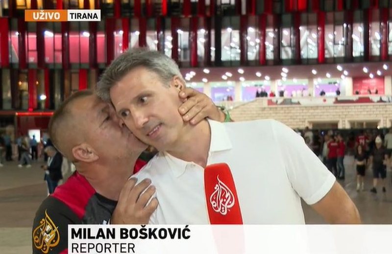 Tifozi shqiptar puth live gazetarin serb, video bën xhiron e rrjetit