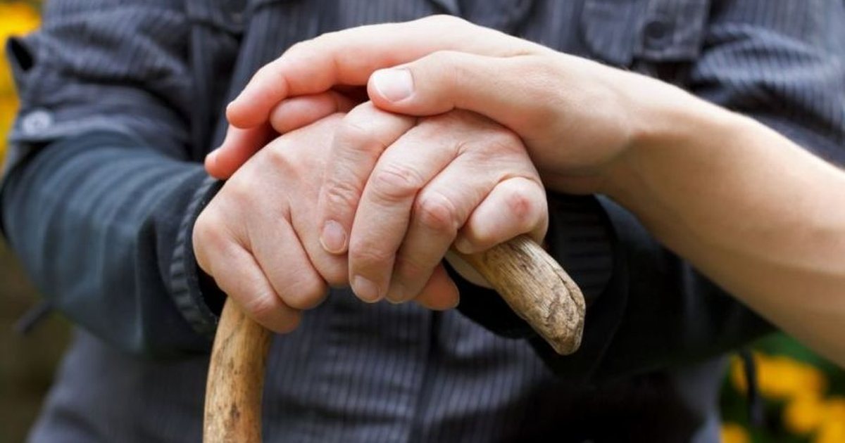 Tmerr në Francë/ Gruaja djeg gjyshin e saj…sepse ai “ia kërkoi”