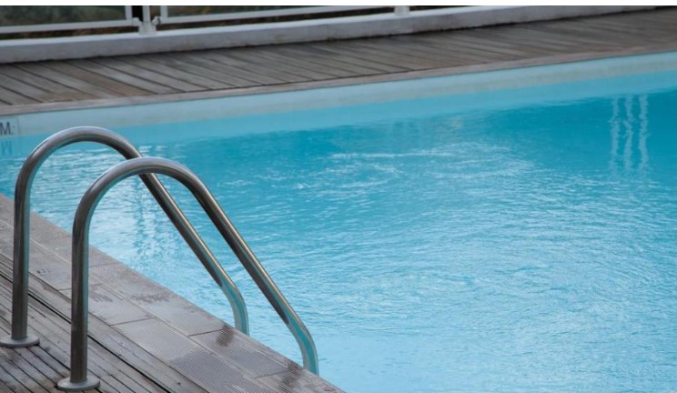 Tragjedi në familjen shqiptare, nënë e bir mbyten në pishinë