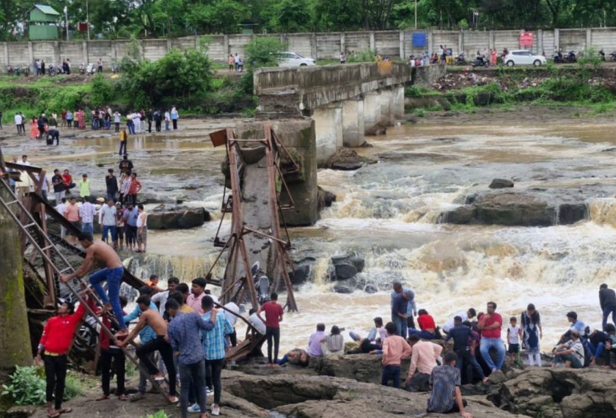Tragjedi në Indi, të paktën dy të vdekur nga shembja e një ure! Disa rezultojnë të zhdukur