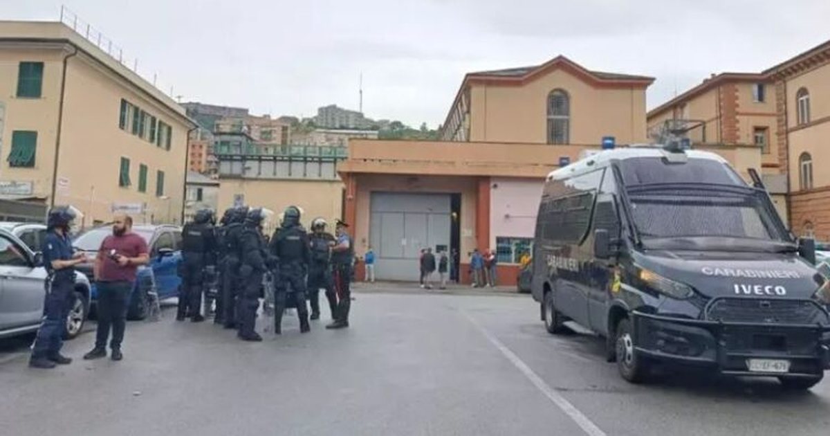 Trazira në burgun e Xhenovës! Dhjetëra të burgosur dalin jashtë qelive, dy oficerë të plagosur